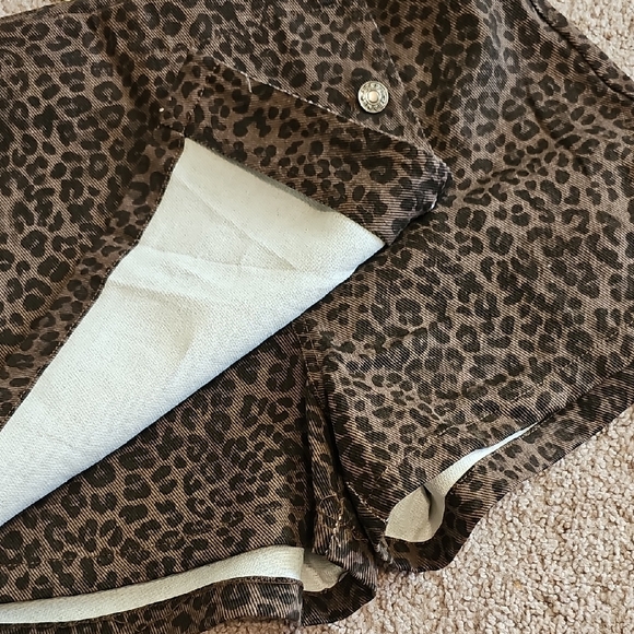 Stylish Leopard Print Women Shorts Skorts - Picture 2 of 4